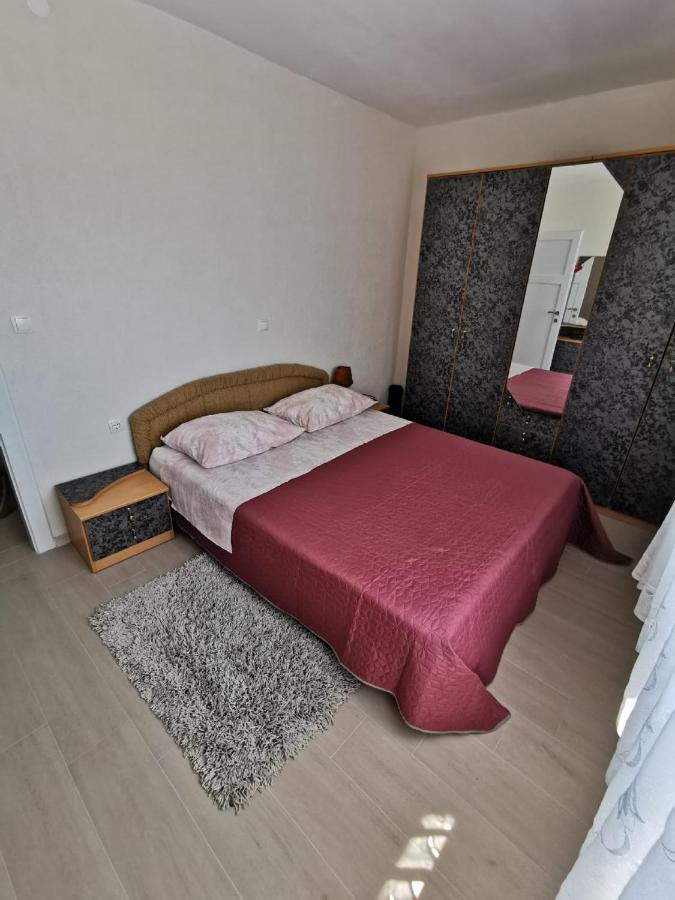 Apartment Nera Omis Exterior photo